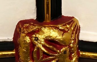 Unterwegs auf dem mystischen Three Hares Trail im Dartmoor Three Hares Symbol Drei Hasen