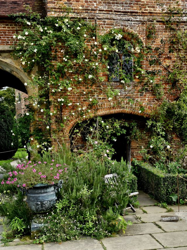 Sissinghurst Garten weiße Kletterrosen