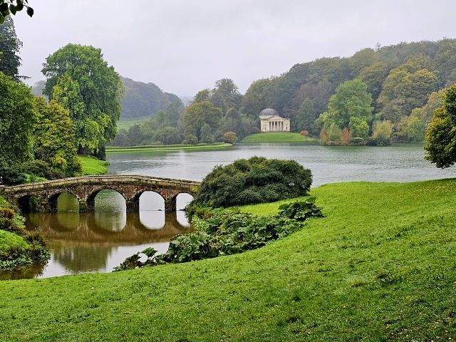 Stourhead See Brücke Tempel Landschaftsgarten