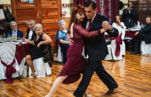 Eine Reise durch Britanniens Ballroom-Welt – Tea, Taktgefühl und Tanzlust Tanzendes Paar England