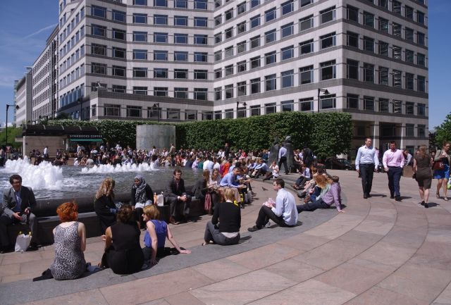 Canary Wharf Menschen sitzen auf den Treppen