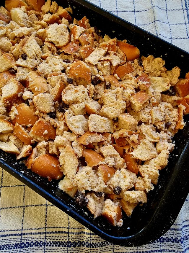 Brotwürfel in Auflaufform