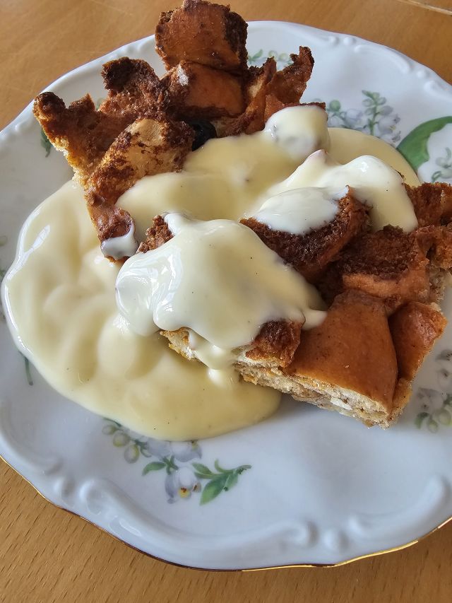 Bread Pudding mit Vanillesoße