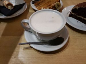 Tasse mit aufgeschäumter Milch