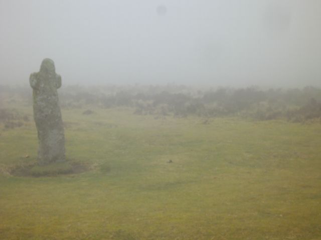 Wegkreuz im Nebel im Moor