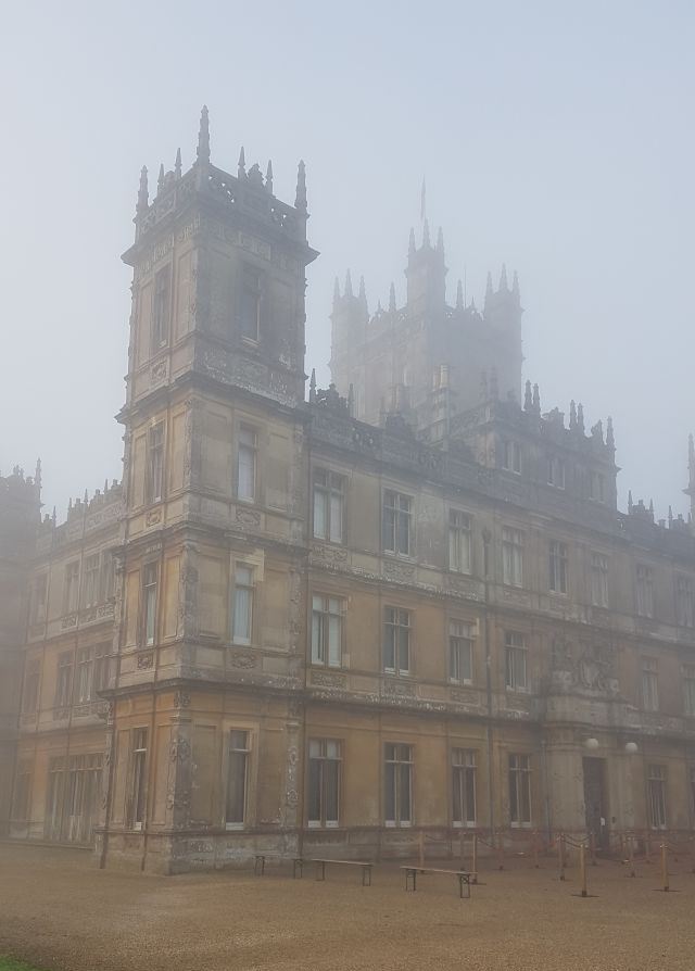 Highclere Castle im Nebel