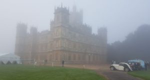 Nebel gehört zu England – zwischen Wetter, Literatur und Mythos Schloss Highclere im Nebel